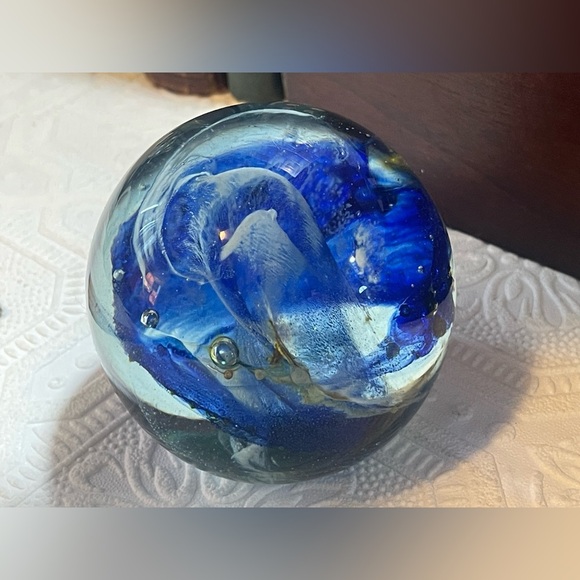 Vintage Kerry Glass Paperweight – Handcrafted in Ireland – Blue & Gold Swirl - Picture 4 of 13